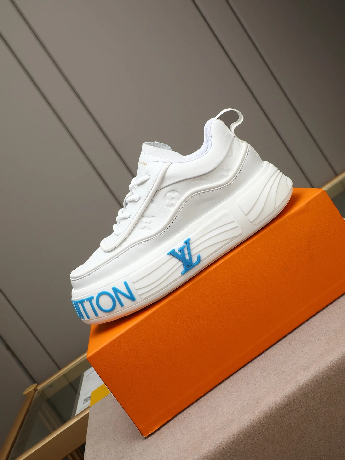 Men's men's shoes 💰560 LV are fashionable and fashionable, and the uppers are made of imported cowhide embossing! Super trendy design! It’s eye-catching! The leather is soft, delicate, shiny and translucent, showing the ultimate in pure handcraftsmanship, and the mesh is soft, comfortable and breathable! Size: 39-44 (38 45 customized)